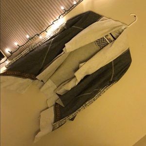 Flowy cardigan with collar and fitted arms